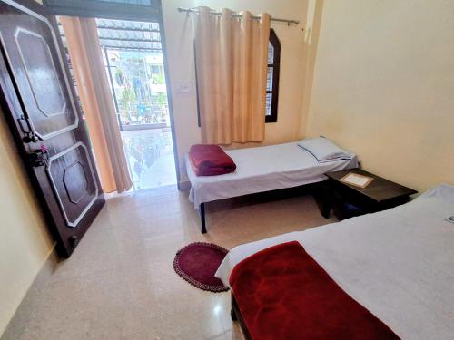 Ένα ή περισσότερα κρεβάτια σε δωμάτιο στο Krishna Kunj Homestay Rishikesh