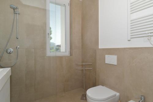 Phòng tắm tại Moderno 3 camere con piscina Piazza Aurora