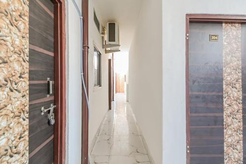 un couloir vide avec une porte et du carrelage dans l'établissement Hotel O Tara Mahal, à Jaipur