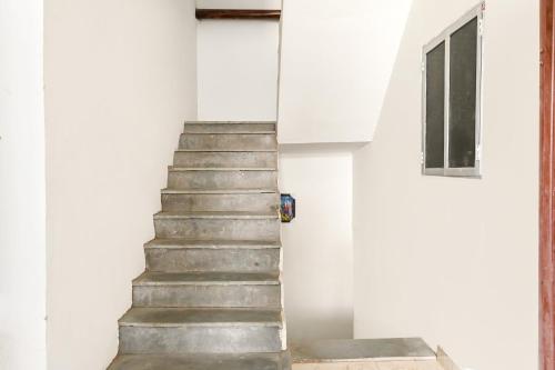 un escalier menant à un bâtiment blanc dans l'établissement Hotel O Tara Mahal, à Jaipur