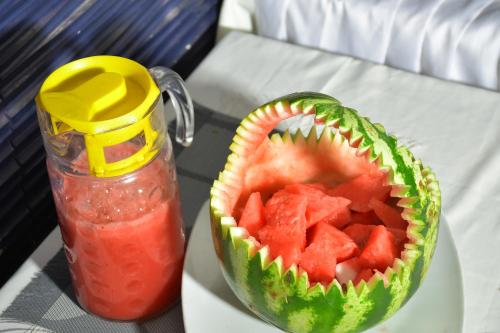 Una cesta de sandía con una bebida y un melón. en Sun View Hotel, en Addis Ababa