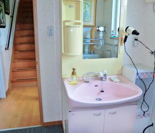 旭川市にあるAsahikawa - House - Vacation STAY 78092vの洗面台と鏡のあるバスルーム
