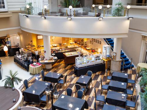 an overhead view of a restaurant with tables and chairs at APA Hotel Fukuoka Watanabedori Ekimae EXCELLENT in Fukuoka
