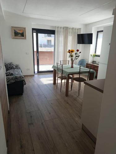 Una sala de estar con una mesa y un comedor. en Casa Vacanze Da Anna, en Grosio