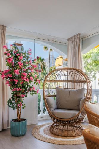 MARBELLA BANUS SUITES - Banús, Dama de Noche, Stylishly Redecorated - Brand New Furniture, 2BED-2BATH, Bright Glazed Terrace, 3 Pools, Beautiful Complex, Ideal for Families