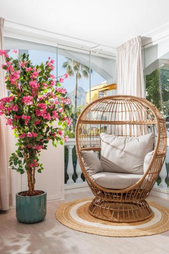 MARBELLA BANUS SUITES - Banús, Dama de Noche, Stylishly Redecorated - Brand New Furniture, 2BED-2BATH, Bright Glazed Terrace, 3 Pools, Beautiful Complex, Ideal for Families