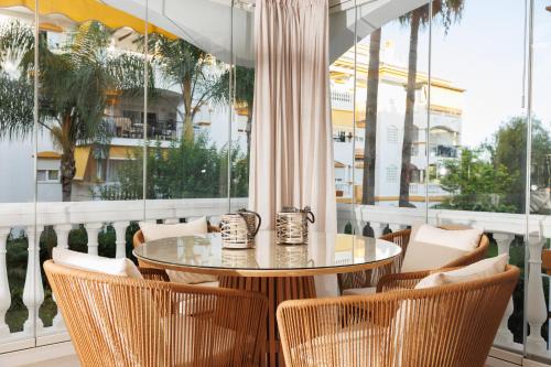 MARBELLA BANUS SUITES - Banús, Dama de Noche, Stylishly Redecorated - Brand New Furniture, 2BED-2BATH, Bright Glazed Terrace, 3 Pools, Beautiful Complex, Ideal for Families