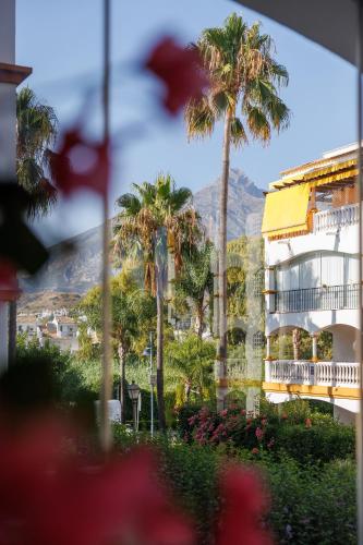 MARBELLA BANUS SUITES - Banús, Dama de Noche, Stylishly Redecorated - Brand New Furniture, 2BED-2BATH, Bright Glazed Terrace, 3 Pools, Beautiful Complex, Ideal for Families
