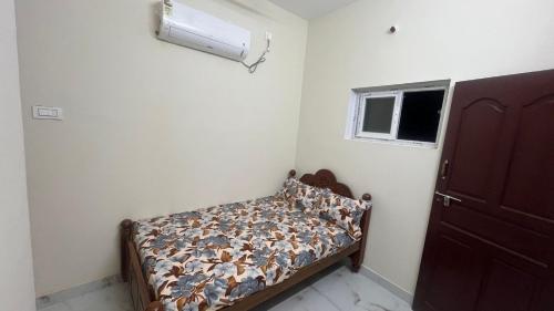 Ένα ή περισσότερα κρεβάτια σε δωμάτιο στο Gugan home stay