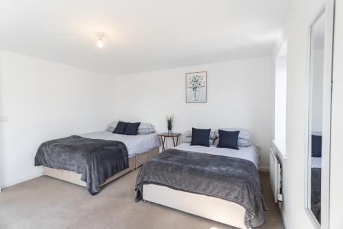 ブリストルにあるOverdrive rd - Long Stay Contractors by ShortStayUKの白い壁の部屋にベッドが2つある