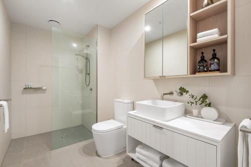 ein Badezimmer mit Toilette, Waschbecken und Dusche in der Unterkunft Geelong Central Apartment with Short & Long Stays in Geelong