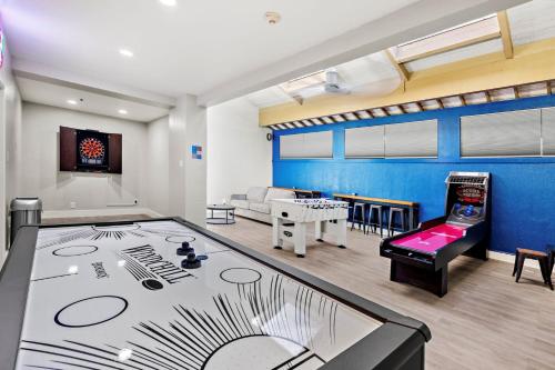 En eller flere senge i et værelse på Oceanfront 1Bd sk318 - Sullivan Properties