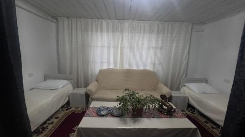 Ruang duduk di Guest House ALMURUT