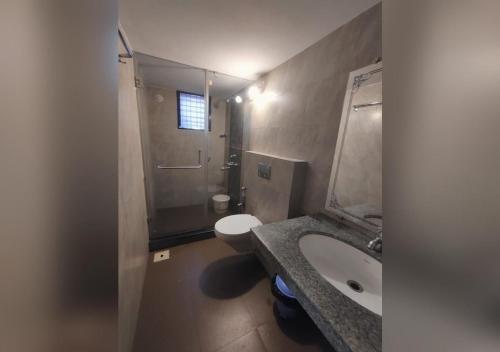 un baño con lavabo e inodoro en 2bhk Villa - Calangute, en Candolim