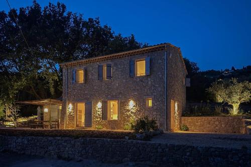 una casa de piedra de noche con luces encendidas en Provençal Escape, en Montauroux