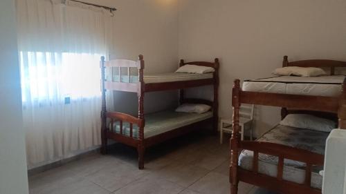 a room with two bunk beds and a window at FincaMora in Colonia del Sacramento