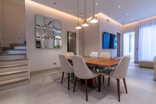 マドリードにあるLuxury Villa Madrid 10 paxの木製のテーブルと椅子のあるダイニングルーム