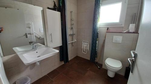 Koupelna v ubytování VVF Camping Les Dunes Créances - Plage du Cotentin