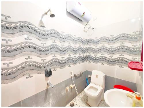 Ένα μπάνιο στο Hotel The Namo Grand Ayodhya - Walking Distance From Shree Ram Mandir & Hanuman Garhi Temple - #Wi-fi #Parking #Prime Location - Best Seller Hotel In Ayodhya Book Quickly