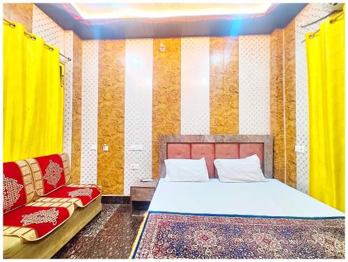 Ένα ή περισσότερα κρεβάτια σε δωμάτιο στο Hotel The Namo Grand Ayodhya - Walking Distance From Shree Ram Mandir & Hanuman Garhi Temple - #Wi-fi #Parking #Prime Location - Best Seller Hotel In Ayodhya Book Quickly