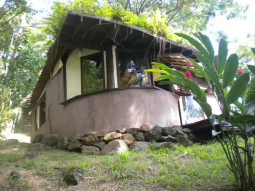 Un jardín fuera de Fare Oviri Lodge