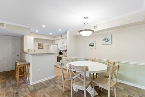 une cuisine et une salle à manger avec une table et des chaises dans l'établissement Colony Club Condos, à Gulf Shores
