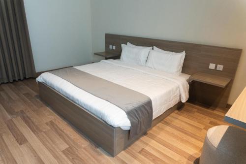 Una cama o camas en una habitación de Sara Palace Apartments- family only