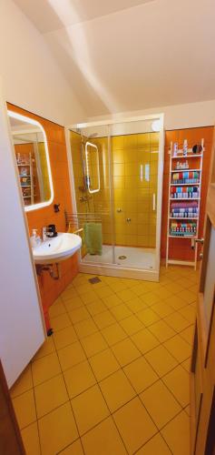 ein Badezimmer mit Badewanne, Waschbecken und Dusche in der Unterkunft LaRossa House in Dobrinj