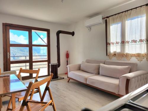 ein Wohnzimmer mit Sofa und Tisch in der Unterkunft Olympos NaR Village Nature,Sea and You in Kumluca