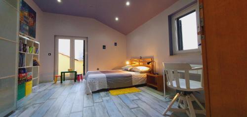 ein Schlafzimmer mit Bett, Schreibtisch und Fenster in der Unterkunft LaRossa House in Dobrinj