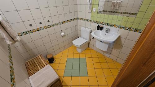 un baño con inodoro y lavabo en Raduňka - Restaurace, Penzion a Wellness, en Opava