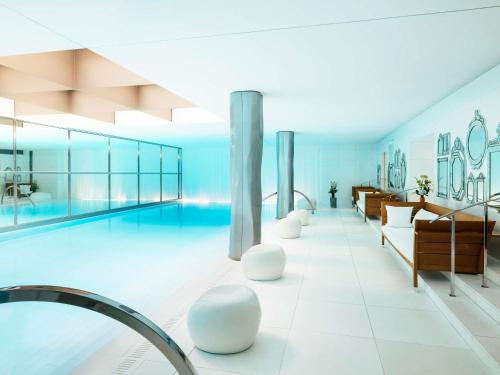 Πισίνα στο ή κοντά στο Hôtel Le Royal Monceau Raffles Paris