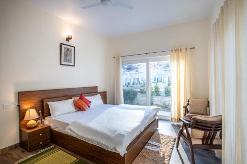 Ένα ή περισσότερα κρεβάτια σε δωμάτιο στο Bhowali Valley Chalet By 3R Stays