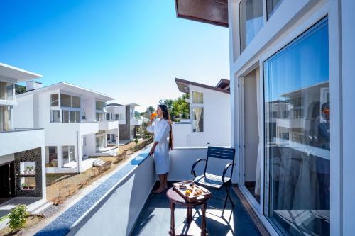 Un balcon sau o terasă la Bhowali Valley Chalet By 3R Stays