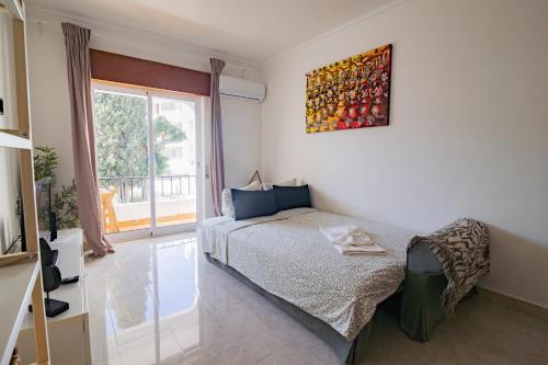 a bedroom with a bed and a painting on the wall at Tropical House in Carvoeiro