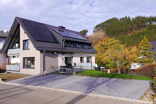 een huis met zonnepanelen op het dak bij First-Class Domizil WILLINGEN-LODGE in zentraler Lage! in Willingen