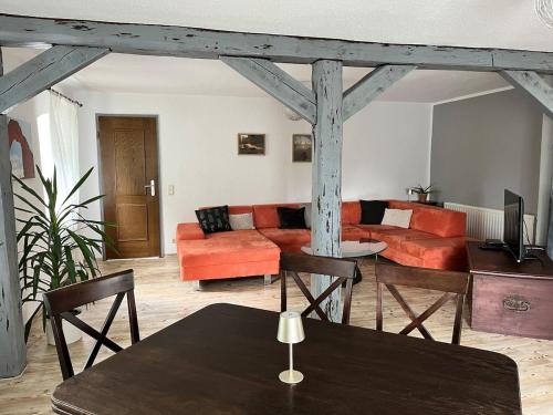 ein Wohnzimmer mit Sofa und Tisch in der Unterkunft Zum alten Rittergut in Malschwitz