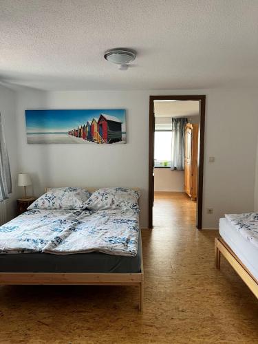 a bedroom with a bed and a painting on the wall at Zum alten Rittergut in Malschwitz