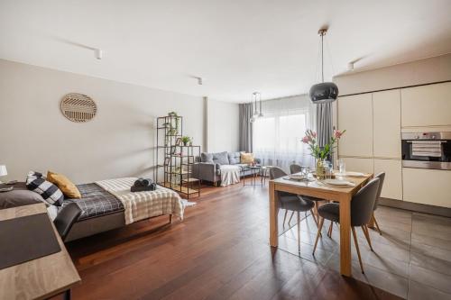 una sala de estar con un sofá y una mesa en NiceOne Apartment Number 9 - W samym Centrum!, en Wroclaw