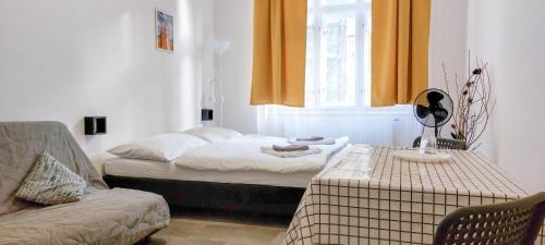 Una cama o camas en una habitación de Pokoj A2 v Praze