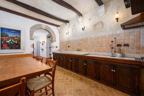 ヴルサルにあるVilla Carla- Istrian Stone Villa with Sea Viewの大きなキッチン(木製テーブル付)、ダイニングルーム