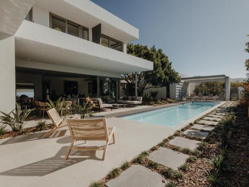 Bazén v ubytování Villa Lumaire - Leisure Island nebo v jeho okolí