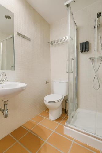 a bathroom with a toilet and a sink and a shower at Hostal Yeti in Sierra Nevada