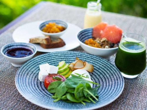 Comida en o cerca de este resort