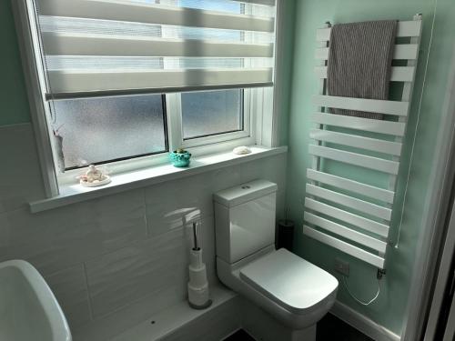 een badkamer met een wit toilet en een raam bij Num 29 in Newquay