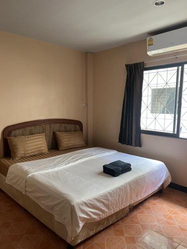 a bed in a bedroom with a blue bag on it at Hongheng Beach Residence - Walk to Jomtien & Night Market ! in Jomtien Beach