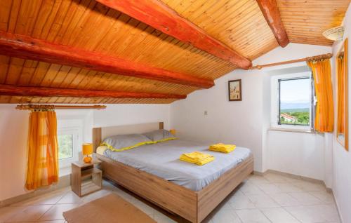 Ένα ή περισσότερα κρεβάτια σε δωμάτιο στο Villa Anni with pool island Krk by Villas Guide