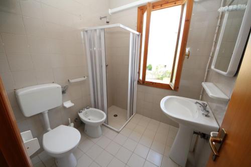 Koupelna v ubytování Enjoy our flat with garden in Rosolina