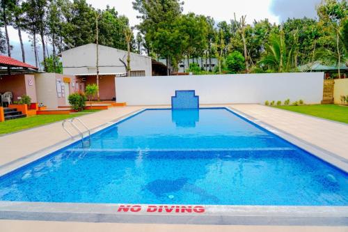ein großes Schwimmbecken mit blauem Wasser in der Unterkunft Sharmada Hidden Nest Resort in Jāmb