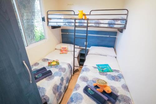 Ένα ή περισσότερα κρεβάτια σε δωμάτιο στο Happy Camp mobile homes in Camping Riccione
